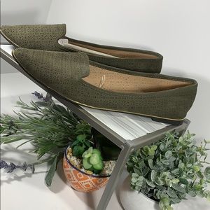 Report Pointed Toe Flats